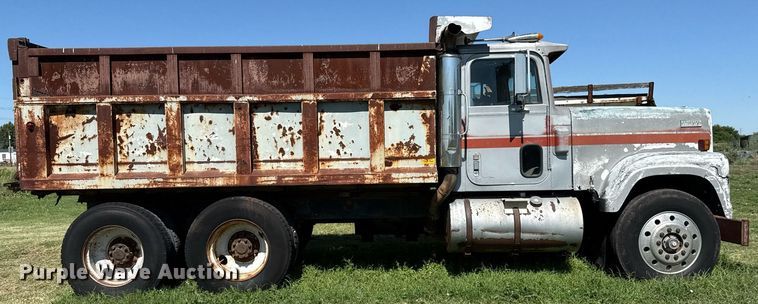 image for item DZ8639 1977 International F-4370 dump truck