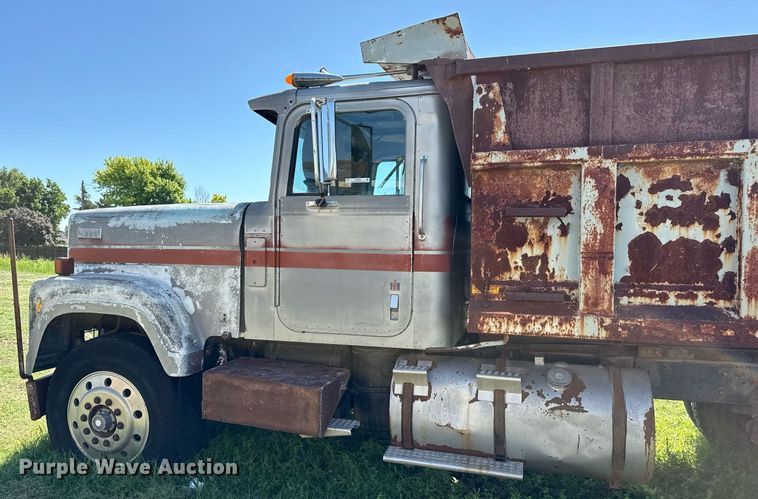 image for item DZ8639 1977 International F-4370 dump truck