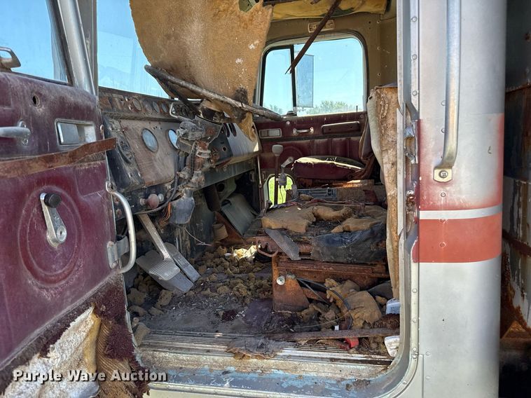 image for item DZ8639 1977 International F-4370 dump truck