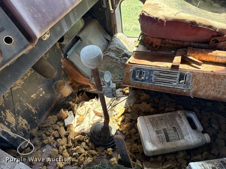 image for item DZ8639 1977 International F-4370 dump truck