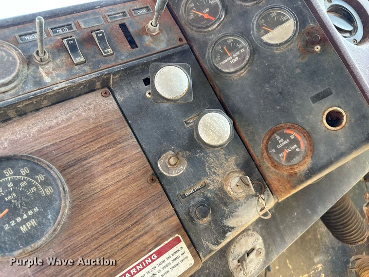 image for item DZ8639 1977 International F-4370 dump truck