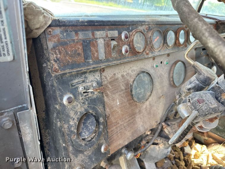 image for item DZ8639 1977 International F-4370 dump truck