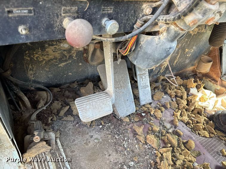 image for item DZ8639 1977 International F-4370 dump truck