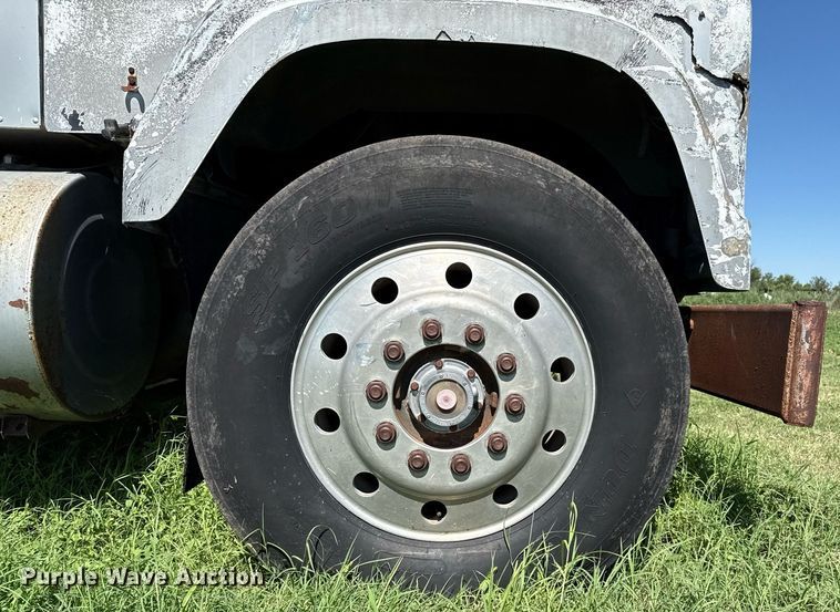 image for item DZ8639 1977 International F-4370 dump truck