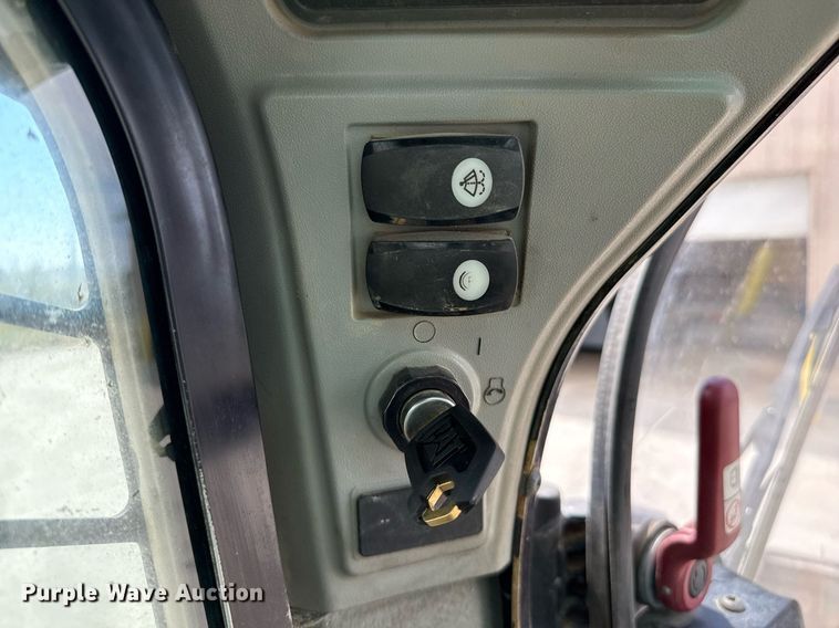 image for item DZ8680 2017 Caterpillar 279D tracked skid steer loader