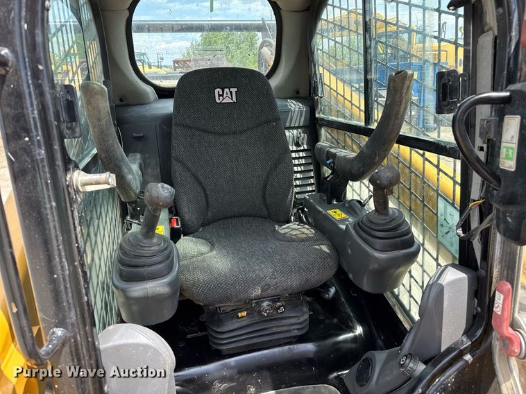image for item DZ8682 2018 Caterpillar 262D skid steer loader