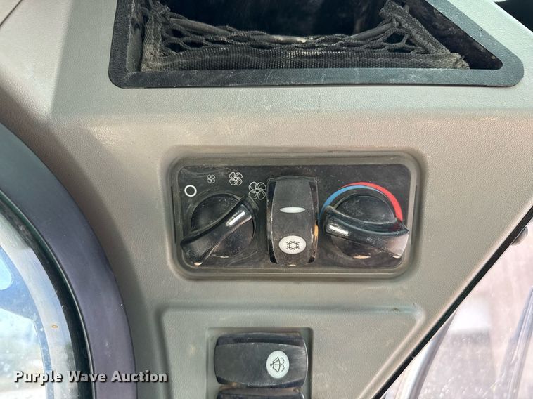 image for item DZ8682 2018 Caterpillar 262D skid steer loader