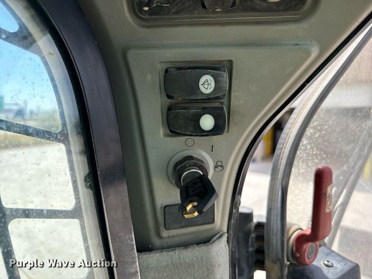 image for item DZ8682 2018 Caterpillar 262D skid steer loader