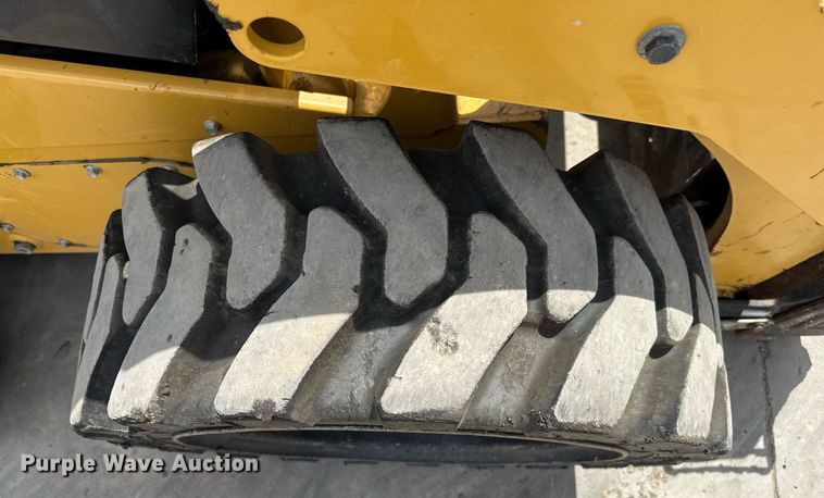 image for item DZ8682 2018 Caterpillar 262D skid steer loader