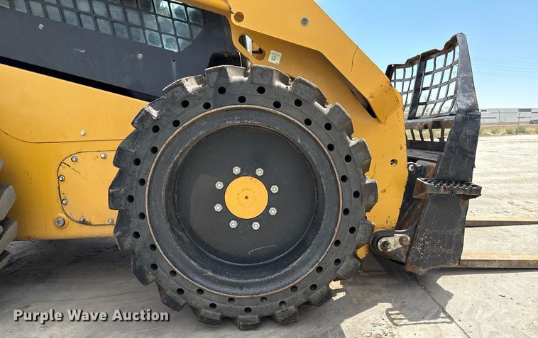 image for item DZ8682 2018 Caterpillar 262D skid steer loader