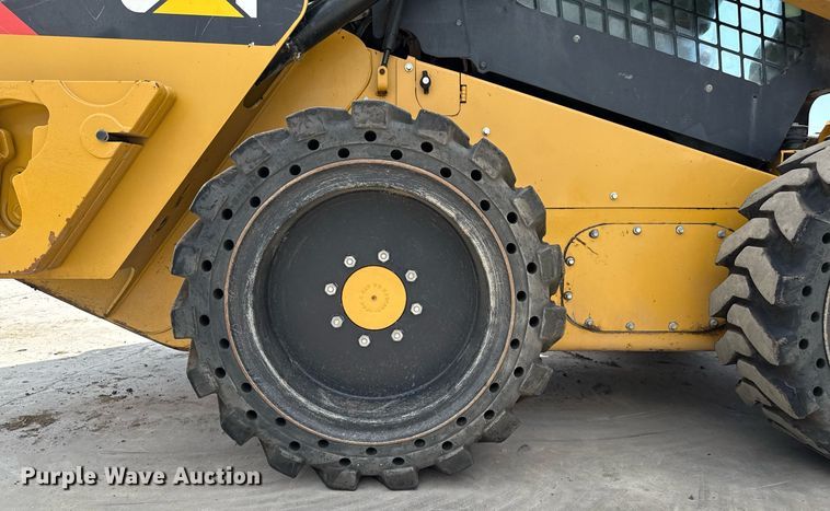 image for item DZ8682 2018 Caterpillar 262D skid steer loader