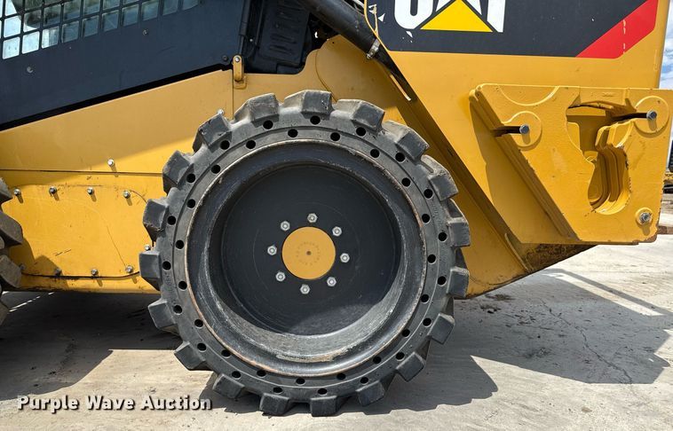 image for item DZ8682 2018 Caterpillar 262D skid steer loader