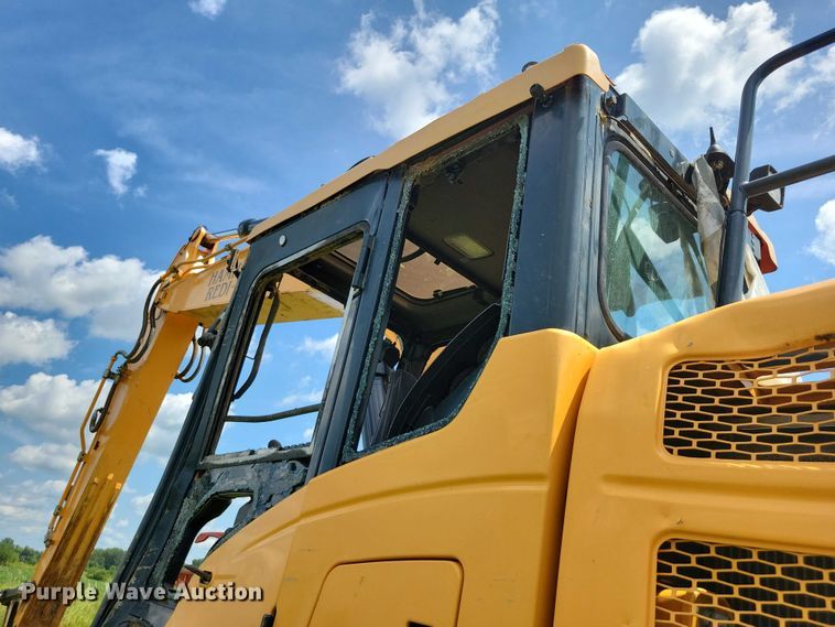 image for item EA2469 2017 Hyundai HX380L excavator