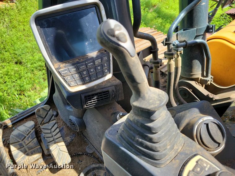 image for item EA2469 2017 Hyundai HX380L excavator