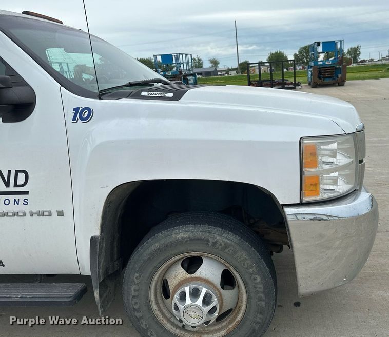 image for item EB2718 2009 Chevrolet Silverado 3500HD utility bed pickup truck