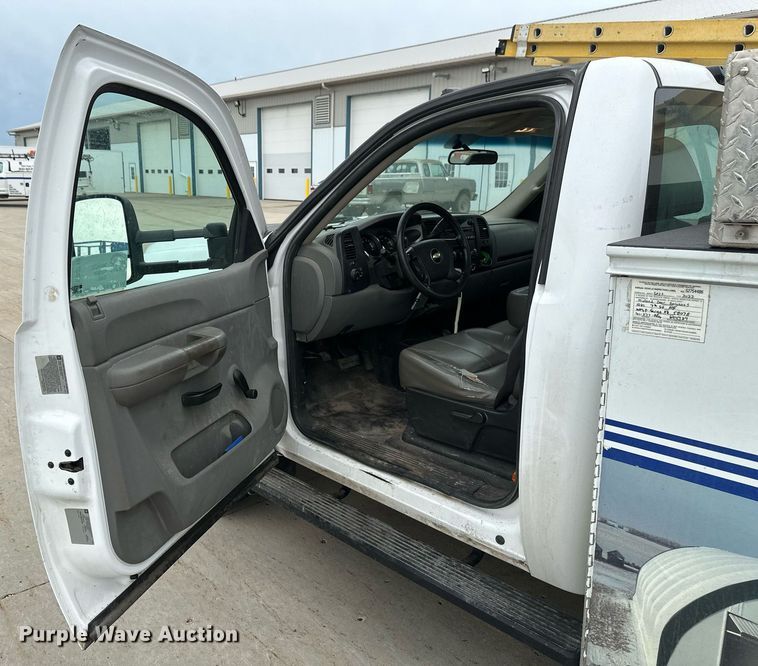 image for item EB2718 2009 Chevrolet Silverado 3500HD utility bed pickup truck