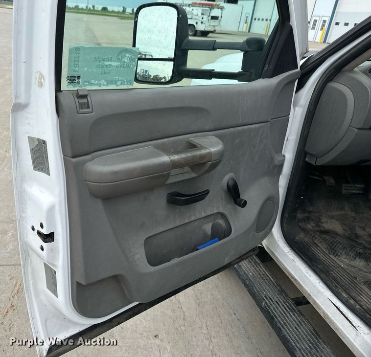 image for item EB2718 2009 Chevrolet Silverado 3500HD utility bed pickup truck