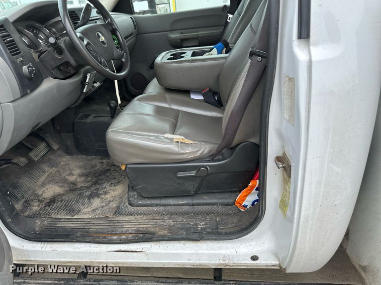 image for item EB2718 2009 Chevrolet Silverado 3500HD utility bed pickup truck