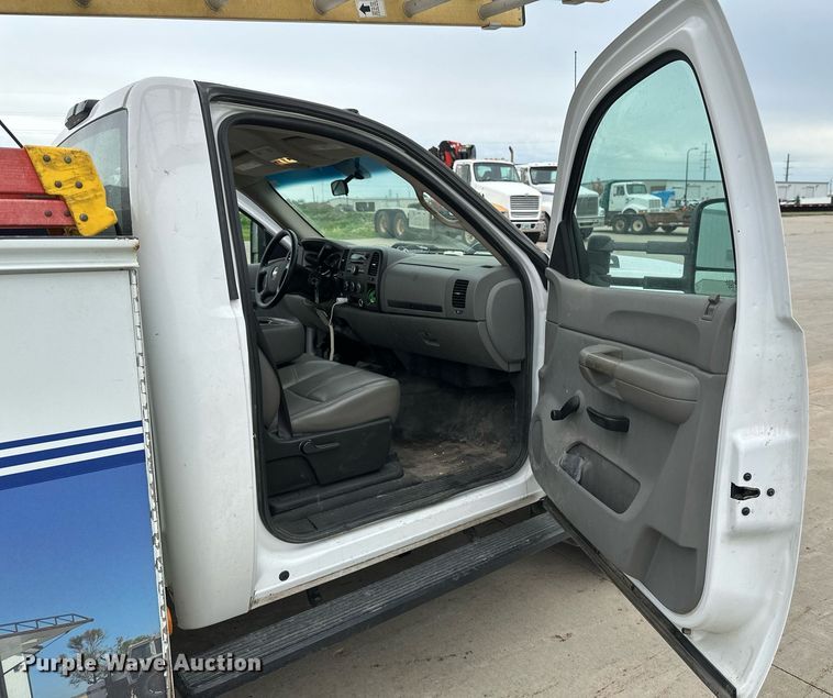 image for item EB2718 2009 Chevrolet Silverado 3500HD utility bed pickup truck