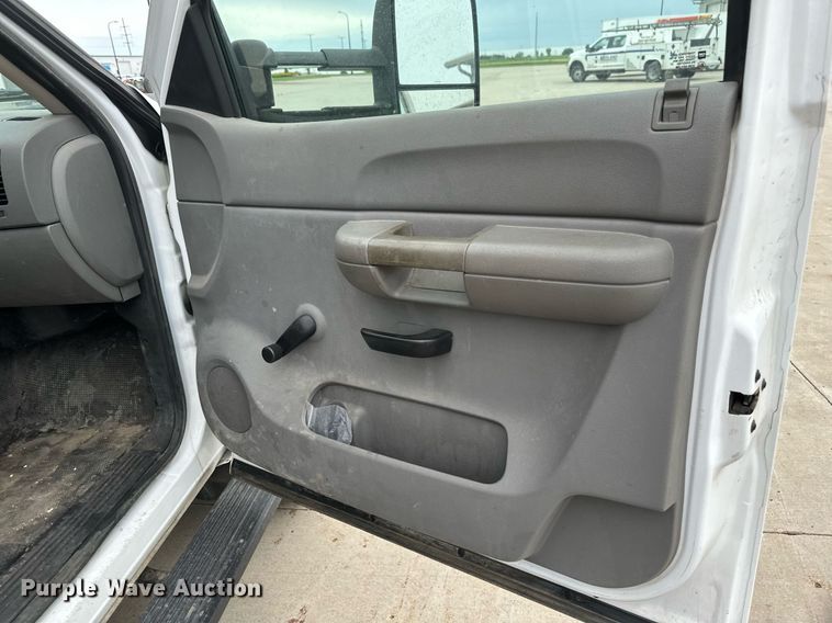 image for item EB2718 2009 Chevrolet Silverado 3500HD utility bed pickup truck