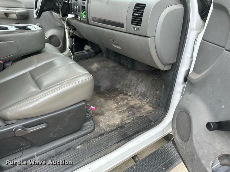 image for item EB2718 2009 Chevrolet Silverado 3500HD utility bed pickup truck