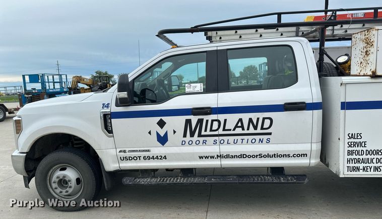 image for item EB2720 2019 Ford F350 Super Duty Crew Cab utility bed pickup truck