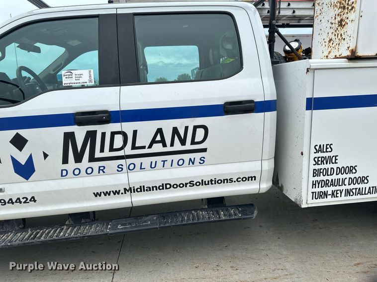 image for item EB2720 2019 Ford F350 Super Duty Crew Cab utility bed pickup truck