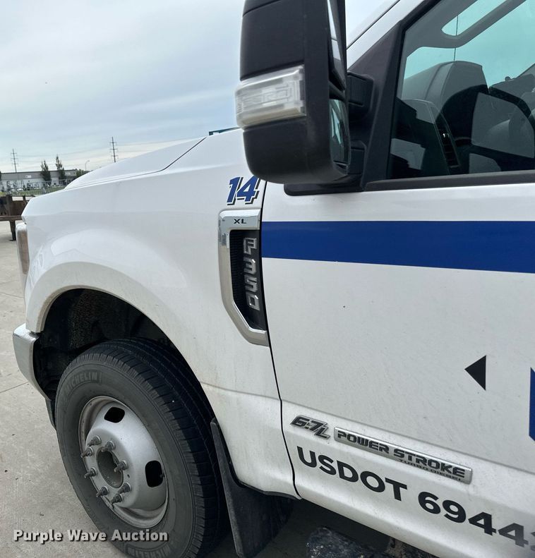 image for item EB2720 2019 Ford F350 Super Duty Crew Cab utility bed pickup truck