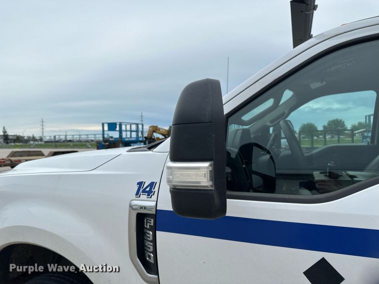 image for item EB2720 2019 Ford F350 Super Duty Crew Cab utility bed pickup truck