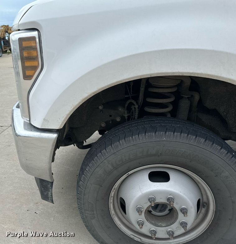 image for item EB2720 2019 Ford F350 Super Duty Crew Cab utility bed pickup truck