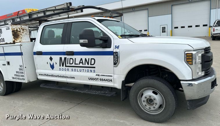 image for item EB2720 2019 Ford F350 Super Duty Crew Cab utility bed pickup truck