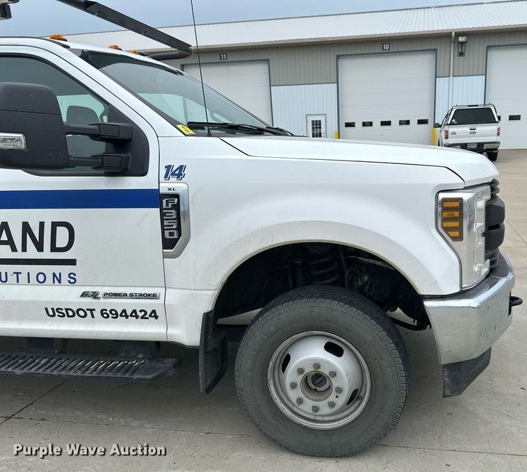 image for item EB2720 2019 Ford F350 Super Duty Crew Cab utility bed pickup truck