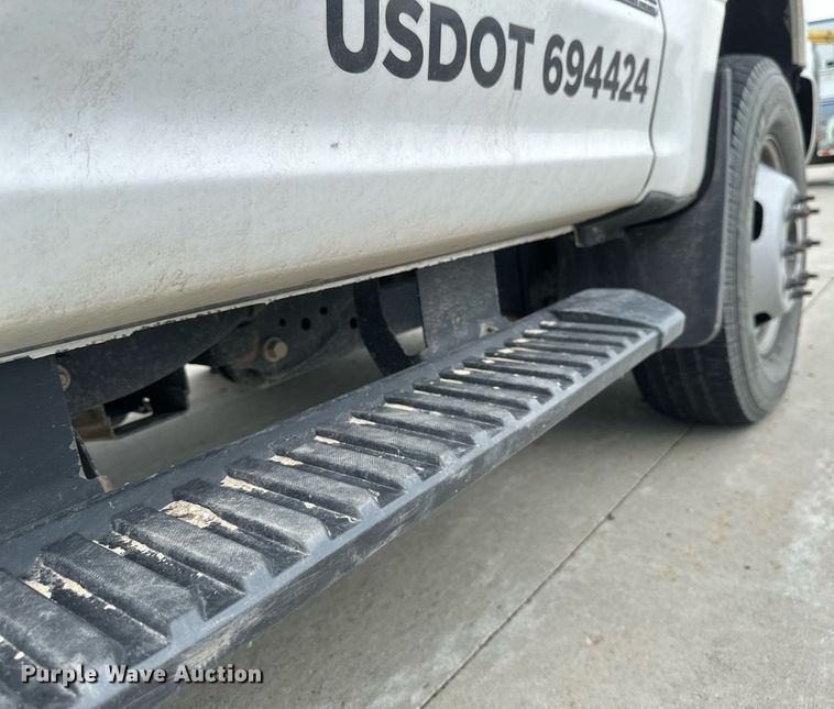 image for item EB2720 2019 Ford F350 Super Duty Crew Cab utility bed pickup truck