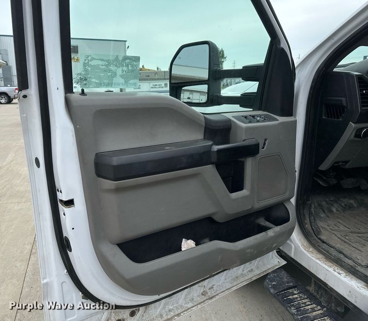 image for item EB2720 2019 Ford F350 Super Duty Crew Cab utility bed pickup truck