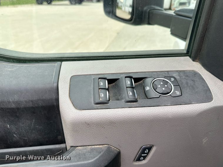 image for item EB2720 2019 Ford F350 Super Duty Crew Cab utility bed pickup truck