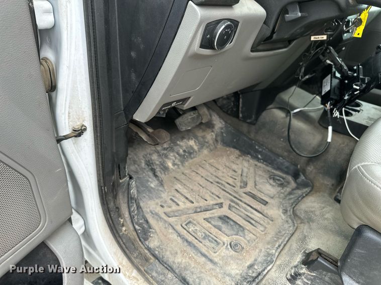 image for item EB2720 2019 Ford F350 Super Duty Crew Cab utility bed pickup truck