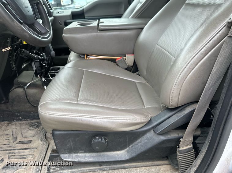 image for item EB2720 2019 Ford F350 Super Duty Crew Cab utility bed pickup truck