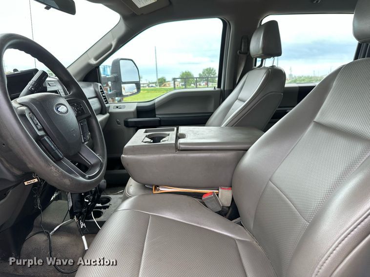 image for item EB2720 2019 Ford F350 Super Duty Crew Cab utility bed pickup truck