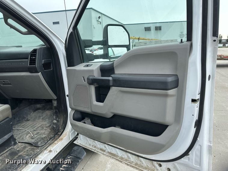 image for item EB2720 2019 Ford F350 Super Duty Crew Cab utility bed pickup truck