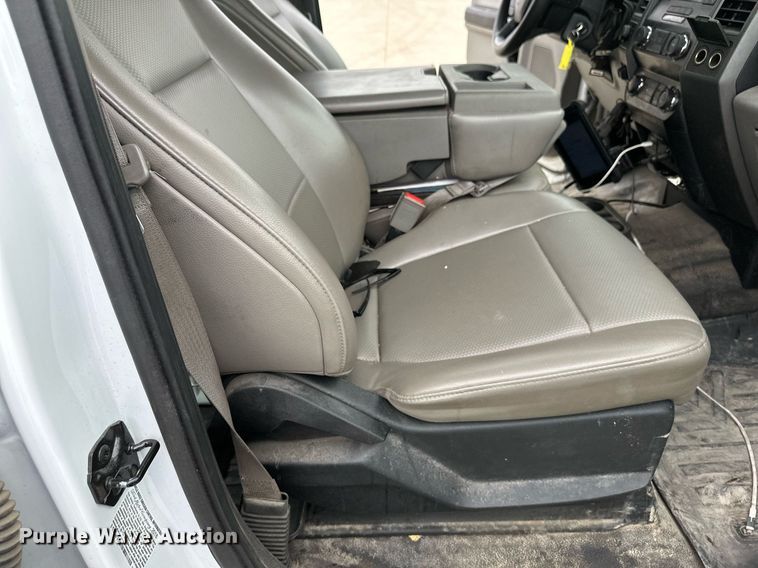 image for item EB2720 2019 Ford F350 Super Duty Crew Cab utility bed pickup truck