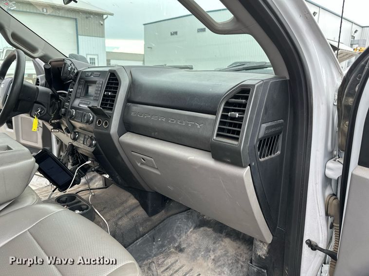 image for item EB2720 2019 Ford F350 Super Duty Crew Cab utility bed pickup truck