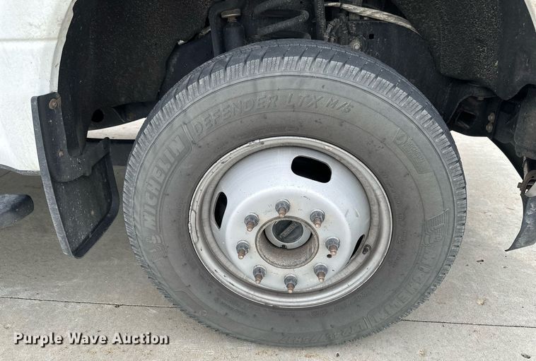 image for item EB2720 2019 Ford F350 Super Duty Crew Cab utility bed pickup truck