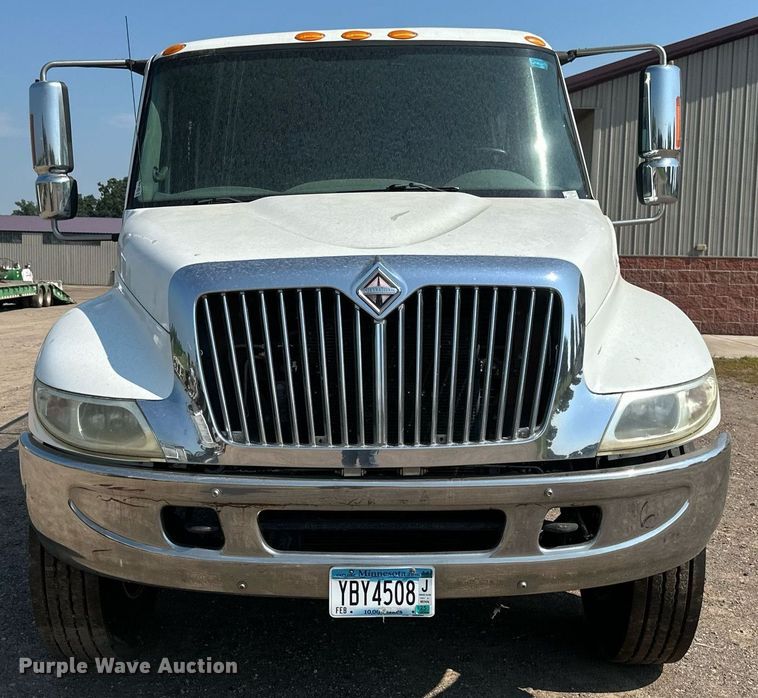 image for item EB2756 2003 International 4400 flatbed truck