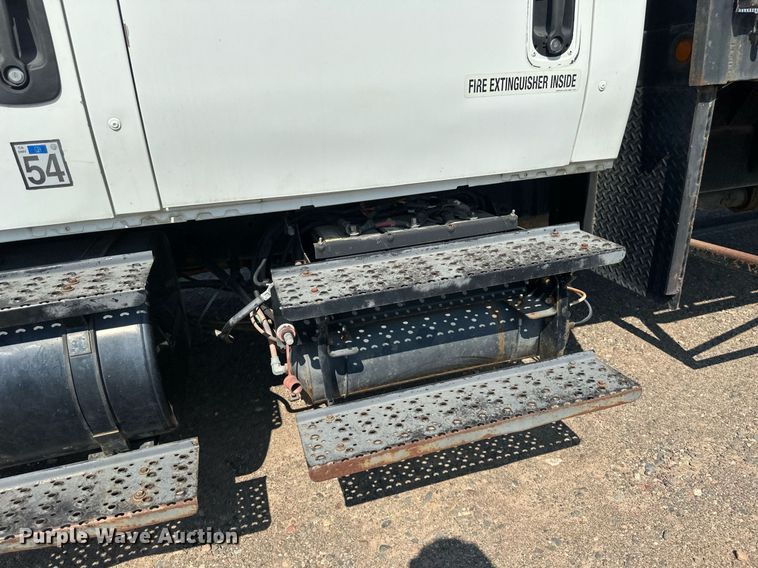 image for item EB2756 2003 International 4400 flatbed truck