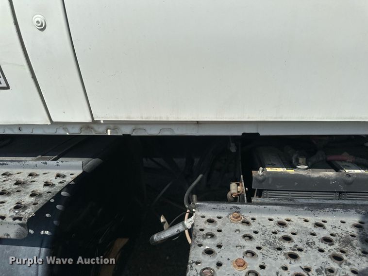 image for item EB2756 2003 International 4400 flatbed truck