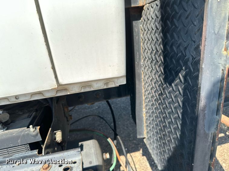 image for item EB2756 2003 International 4400 flatbed truck