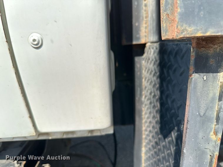 image for item EB2756 2003 International 4400 flatbed truck