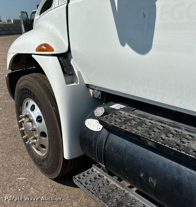 image for item EB2756 2003 International 4400 flatbed truck