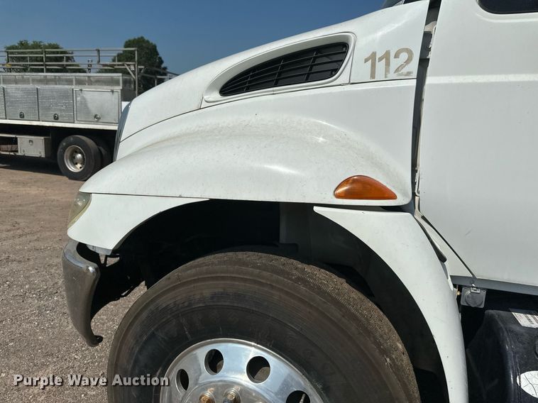 image for item EB2756 2003 International 4400 flatbed truck