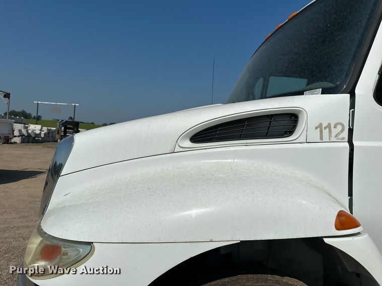 image for item EB2756 2003 International 4400 flatbed truck